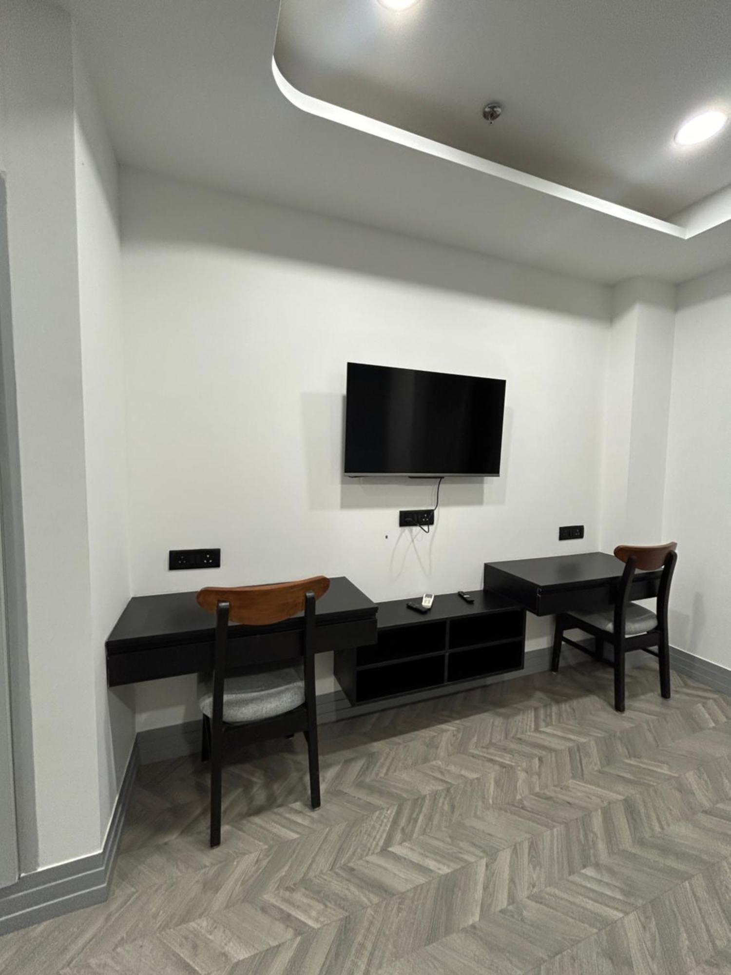 Bedchambers Serviced Apartment, Golf Course, Gurgáon Kültér fotó