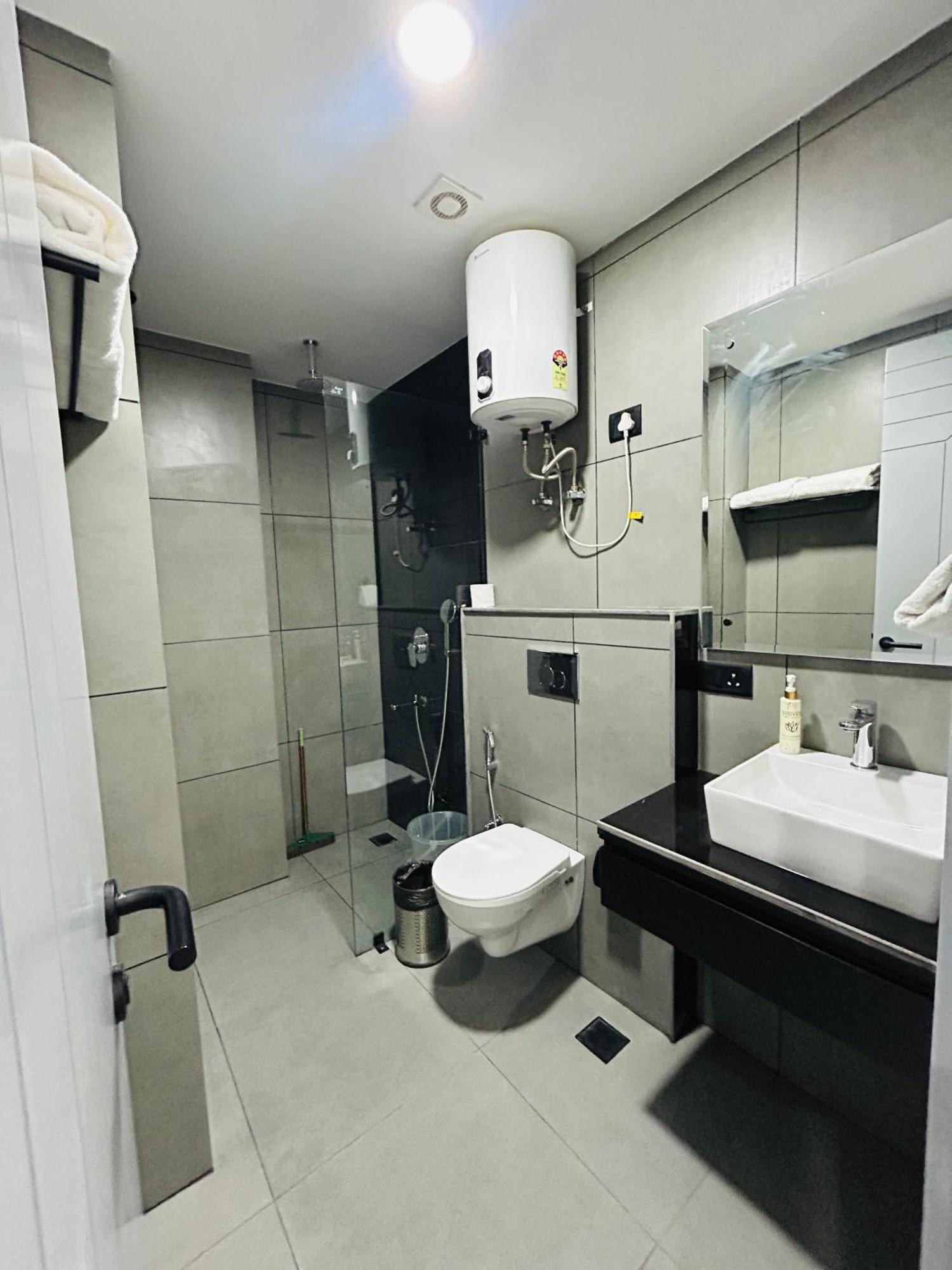 Bedchambers Serviced Apartment, Golf Course, Gurgáon Kültér fotó
