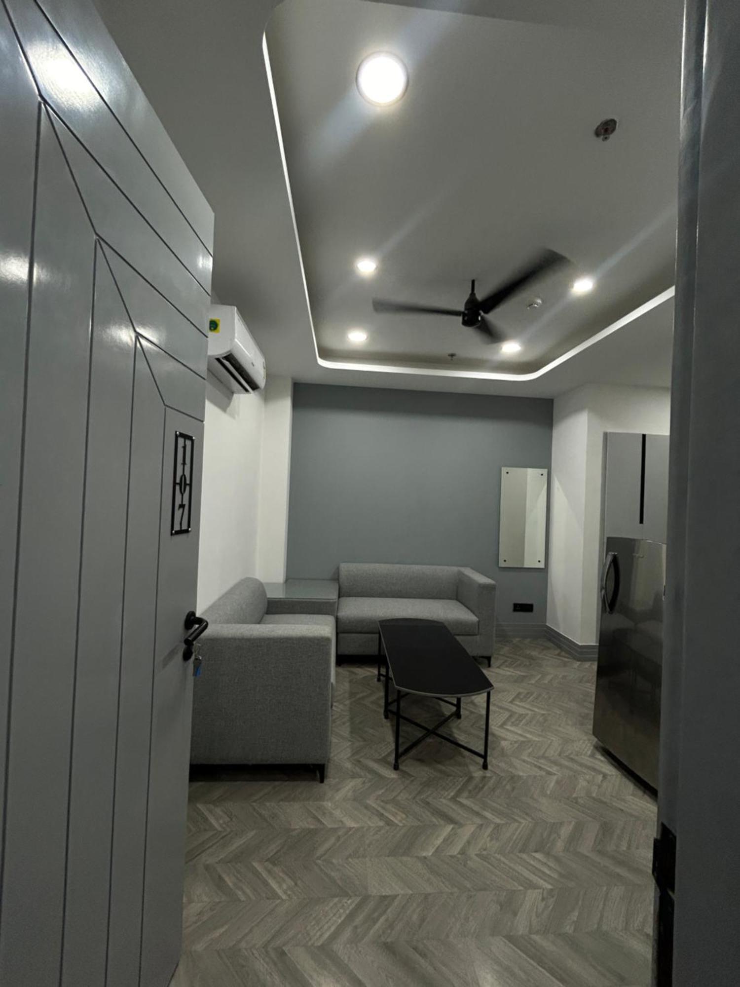 Bedchambers Serviced Apartment, Golf Course, Gurgáon Kültér fotó