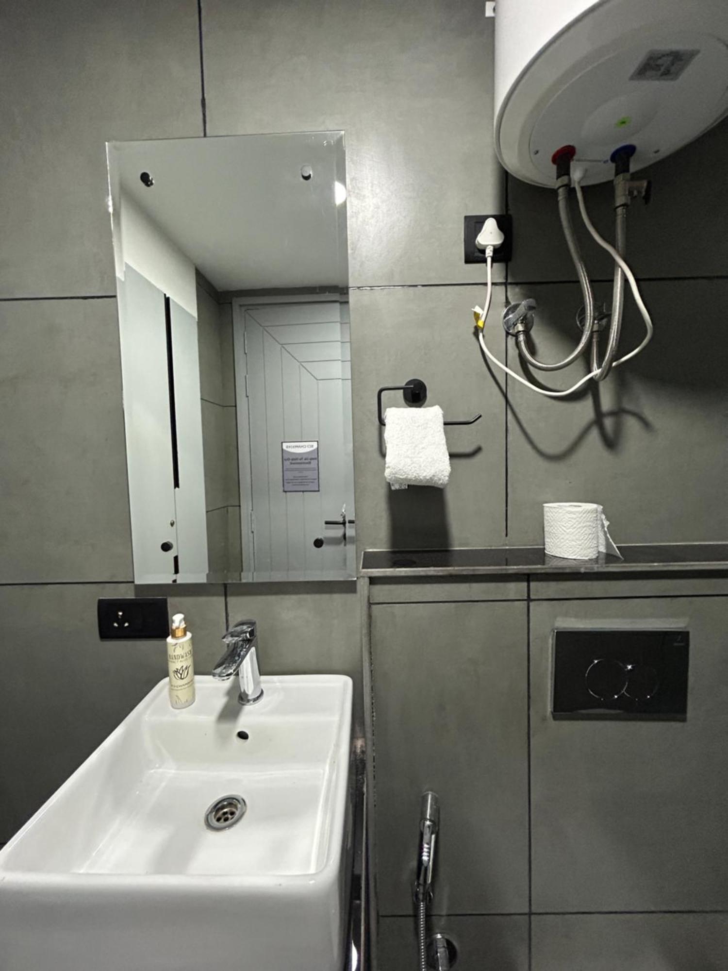 Bedchambers Serviced Apartment, Golf Course, Gurgáon Kültér fotó